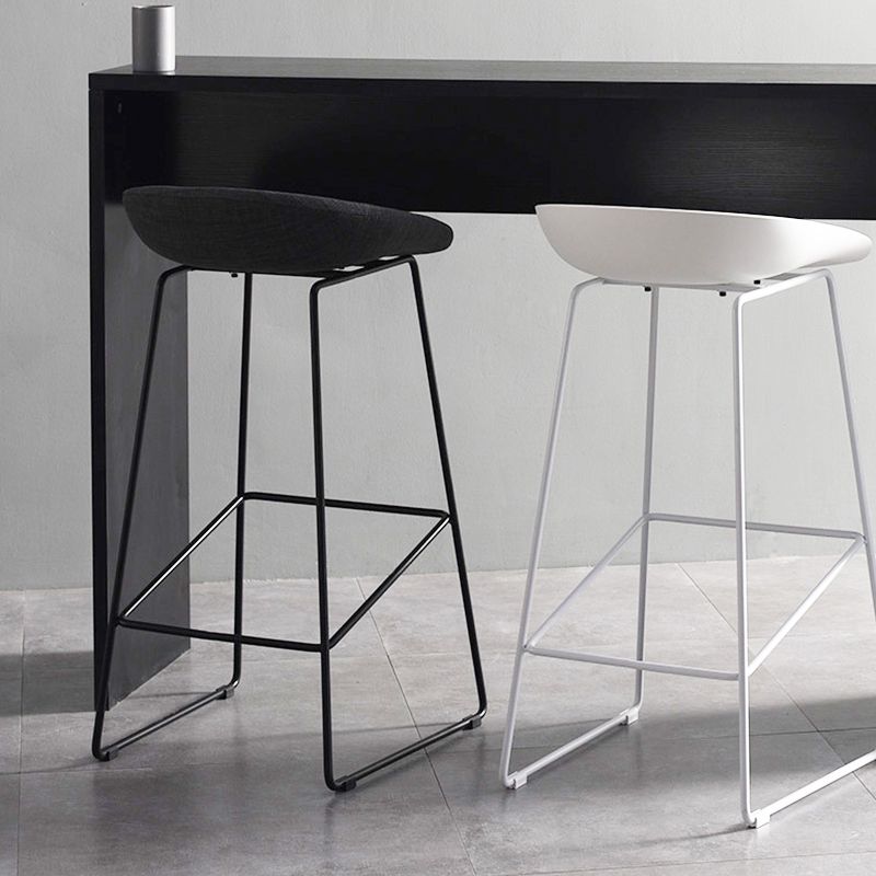 Taburete de bar sin brazos con respaldo bajo Glam, taburete de plástico para interiores con base de metal