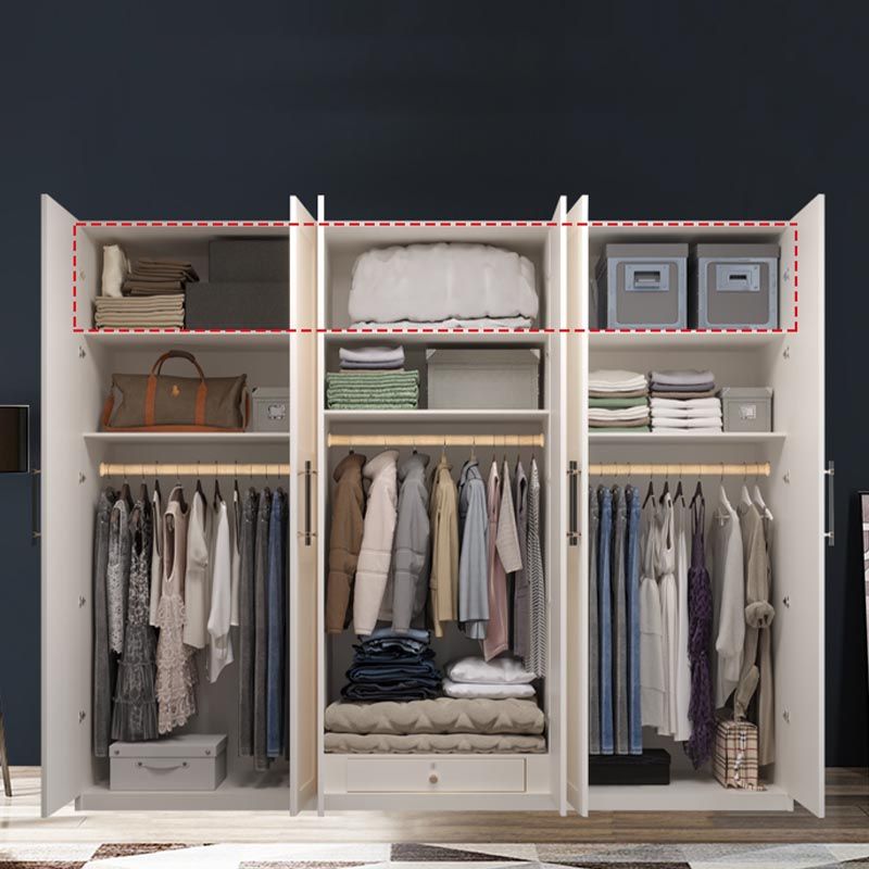 Weißer Kleiderschrank