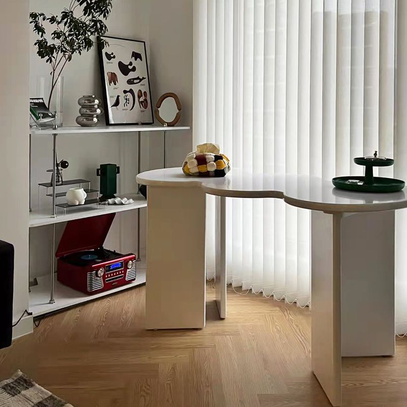 オフィス用の不規則な形の木製オフィスデスクホワイト/ブラック/イエローライティングデスク