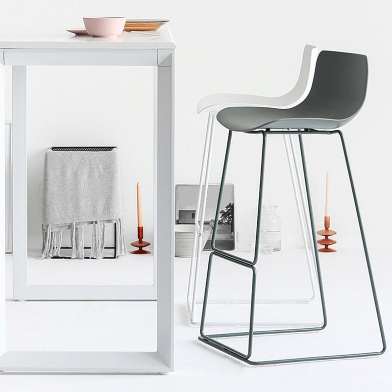 Sgabello da bar in plastica in plastica da bar in stile moderno con gambe metalliche per la casa