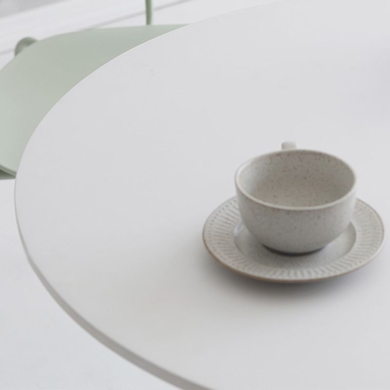 リビングルームラウンドトップダイニングテーブルメタルベース付きコンテンポラリーダイニングテーブル