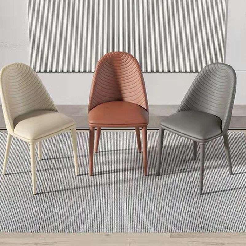 Moderne stijl metalen eetkamerstoel faux lederen armloze eetkamerstoel voor huisgebruik