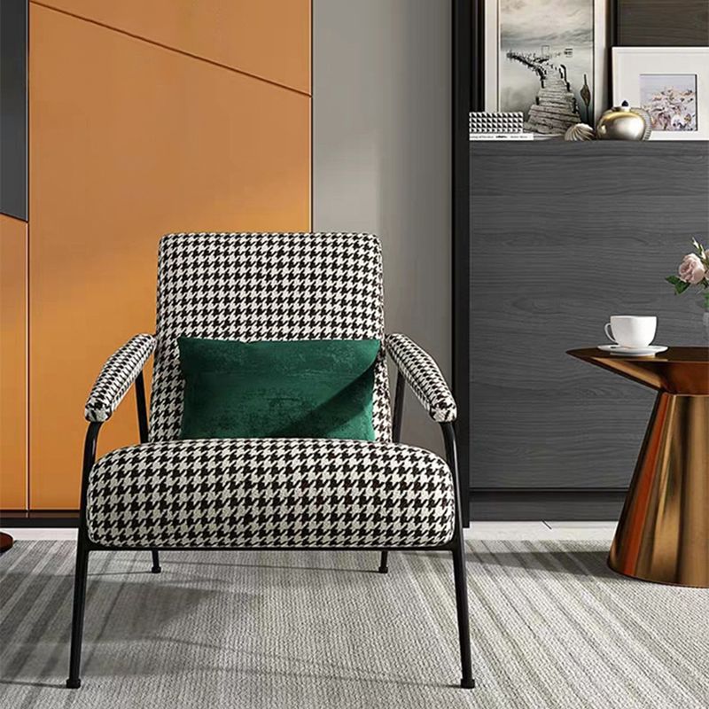 La poltrona moderna della metà del secolo con il segugio di base a quattro gambe di base per le gambe