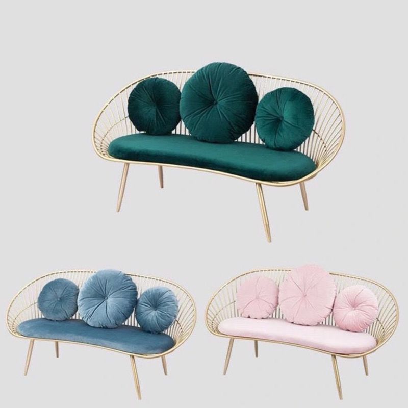 Canapé de bras en pente moderne dans un canapé à cadre en métal doré avec 3 oreillers