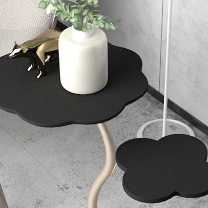 収納台座のサイドテーブルを備えたモダンリビングルームダブルティアラウンド