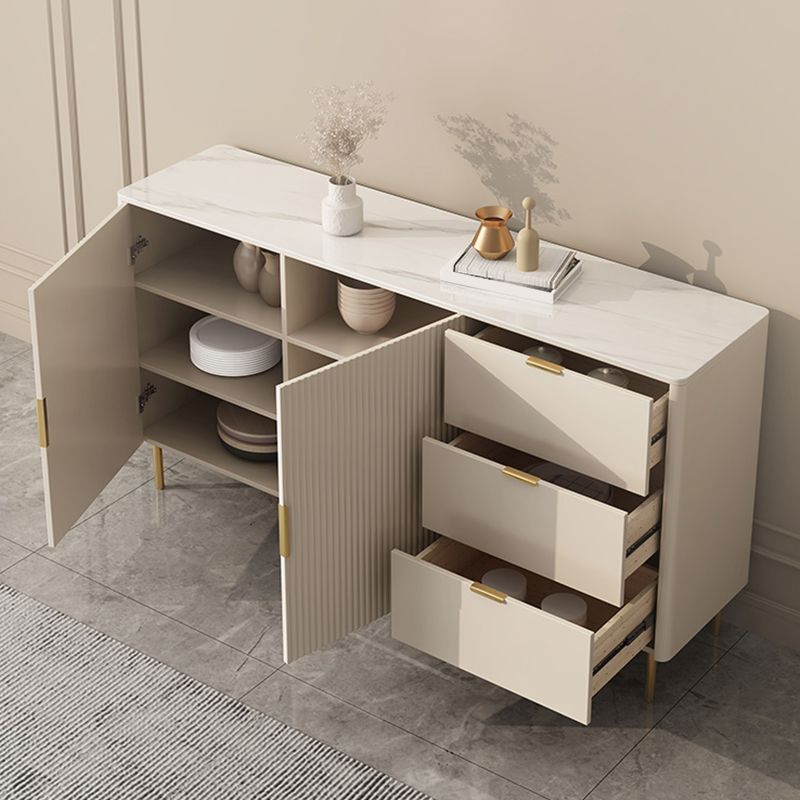 Scheda a buffet in pietra a buffet in stile glam con armadi e cassetti