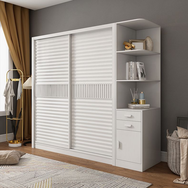 Weißer Schiebetschrankschrank mit Regalen Holzgarderobe Armoire