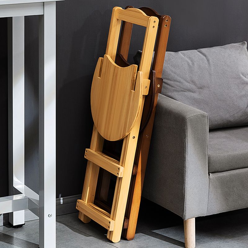 Sgabelli da bar per interni contemporanei in legno.