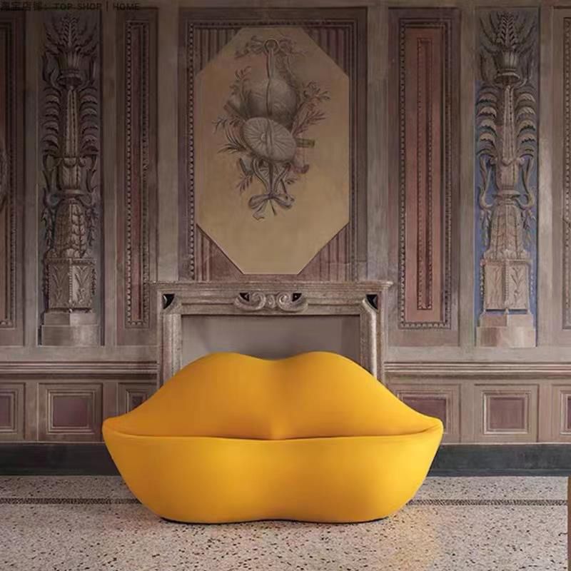 Soft de déclaration modernisme canapé stationnaire sur le thème des lèvres en rouge / or