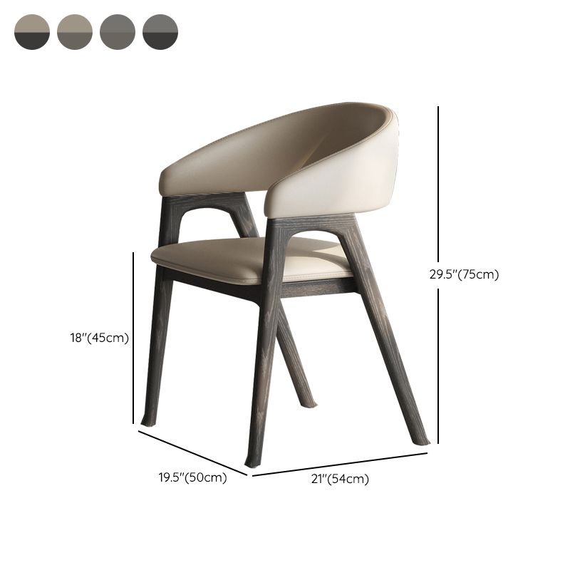 Open rugarm gestoffeerd en massief houten dineren accentstoel