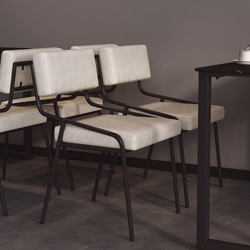 Chaise latéral de style industriel rembourré à l'arrière ouvert avec une jambe en métal