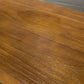 Table à hauteur de bar avec plateau en bois, pieds noirs et base en métal