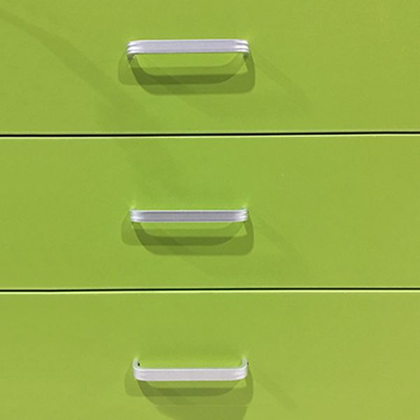 Archivo de archivos verticales de estilo nórdico Archivo de madera con ruedas