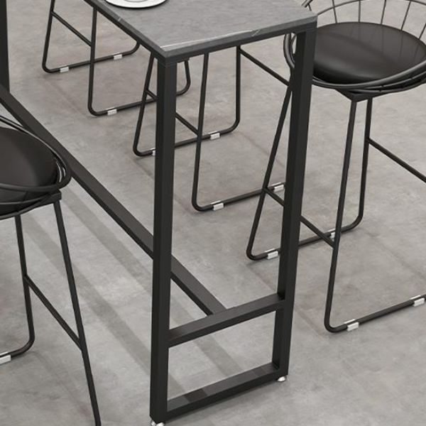 Industrieller rechteckiger Bistrotisch mit mattierter Steinplatte