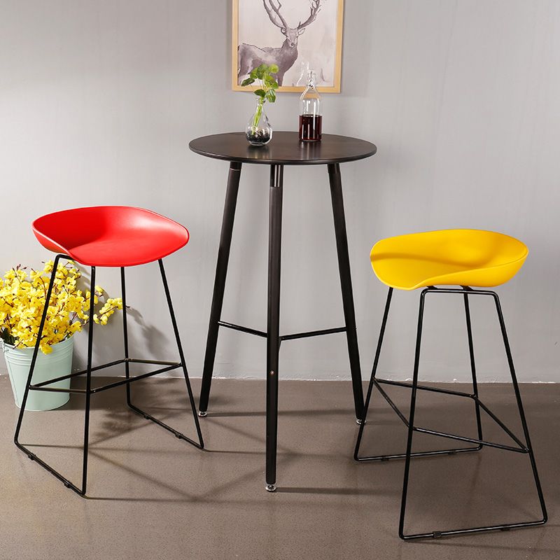 Contemporary Counter Bar Stool Bucket Bar Stool with Footrest Iron Base Clearhalo 'Bar Furniture' 'Bar Stools' 'bar_stools' 'furn' 'furn_bar_stools' 'furniture_bar_stools' 'Kitchen & Dining Furniture' 'kitchen&dining_furn' 'kitchen' 'kitchen_furn' Furniture' 1200x1200_c69c7a16-b651-4bbf-8e36-62ace8af5d24