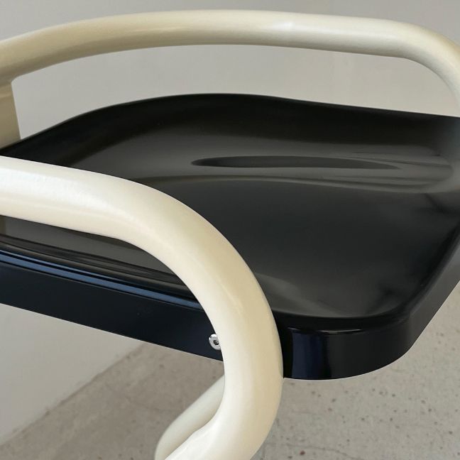 Sgabello da bar sul retro posteriore con sedile sagomate con base di metallo