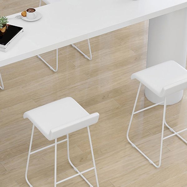 Industrial Style Bar Table Set 1/2/5 Pieces Wood Bar Table with Metal Stools Clearhalo 'Bar Furniture' 'furn' 'furn_home_bar_bar_sets' 'Furniture' 'Home Bars & Bar Sets' 'home_bar_bar_sets' 'Kitchen & Dining Furniture' 1200x1200_c6c51e13-841f-41f8-af77-332aee4c8711