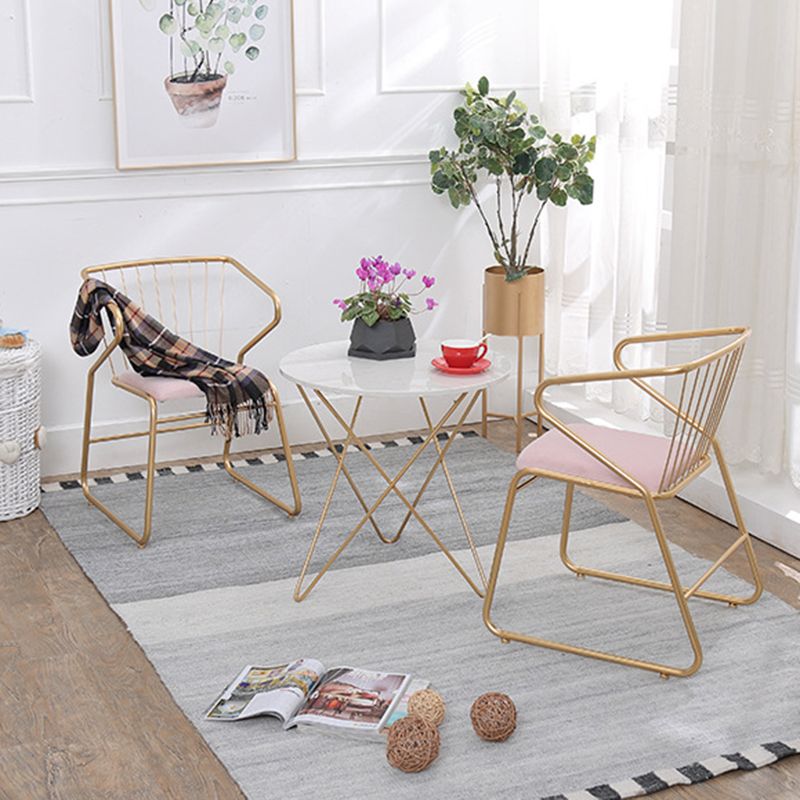 金色の足のある伝統的なメタルキッチンダイニングチェア布張りの腕の椅子