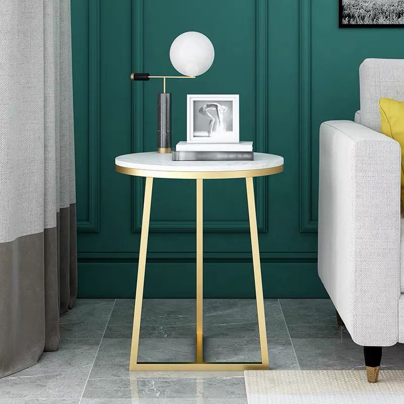 モダンスタイルの大理石のトップとアイアンワークブラック/ゴールドベースサイドテーブル