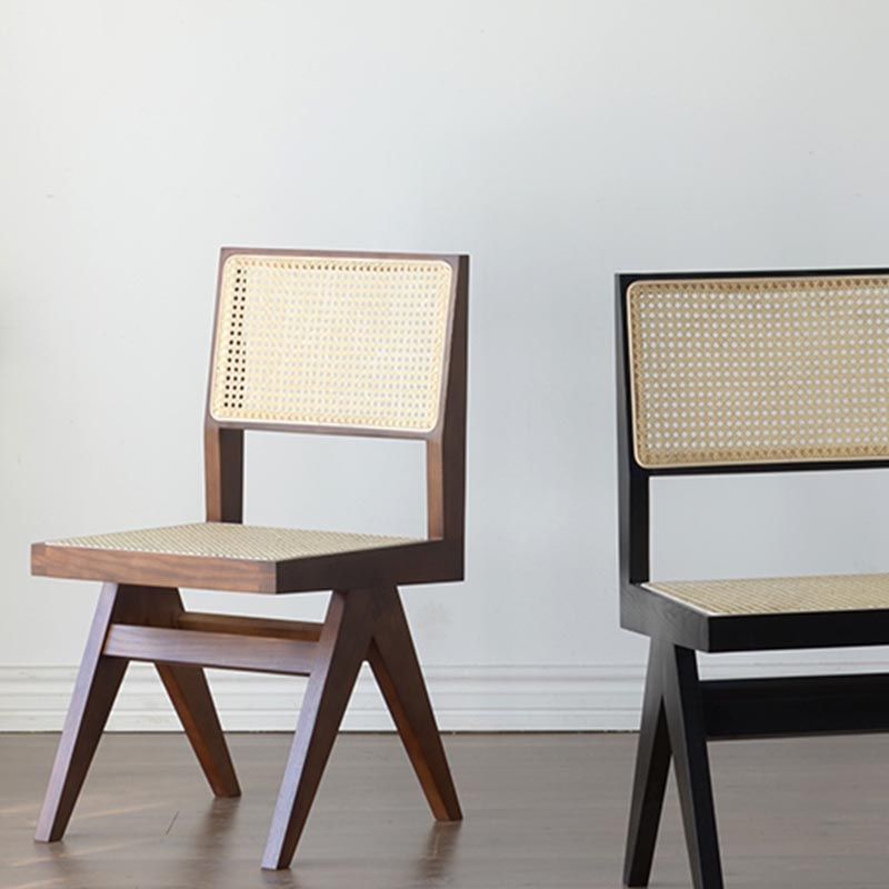 Eigentijdse rotan stoel met open rugleuning en zijmeubilair in matte afwerking voor binnen