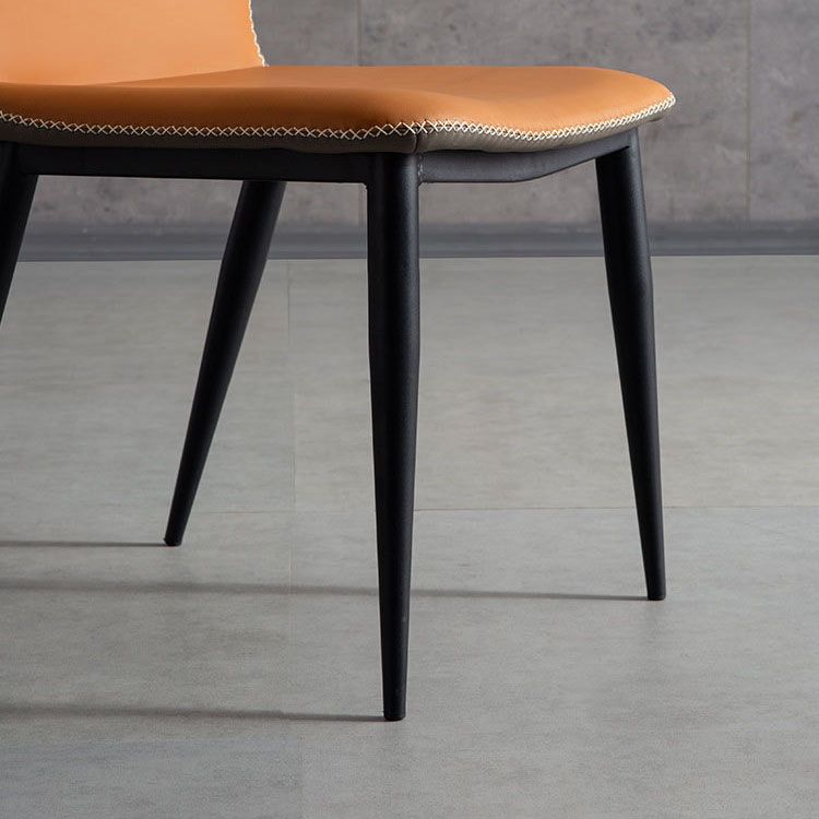 Sedia da pranzo in pelle moderna per sala da studio.