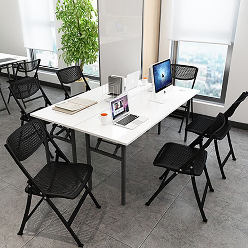 Eigentijdse ijzeren frame conferentie stoel vouwen plastic armloze stoel