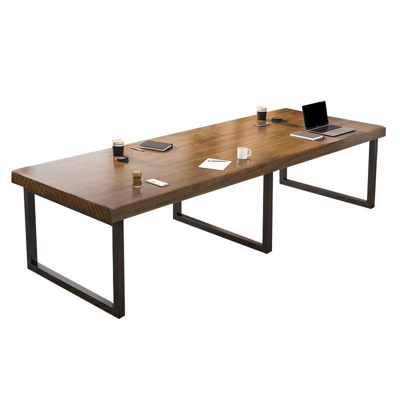 Bureau de bureau en bois massif Base d'écriture rectangulaire avec des jambes en fer