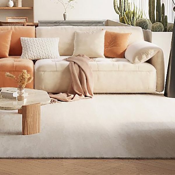 Sofá seccional con brazo superior tipo almohada en madera maciza con respaldo acolchado