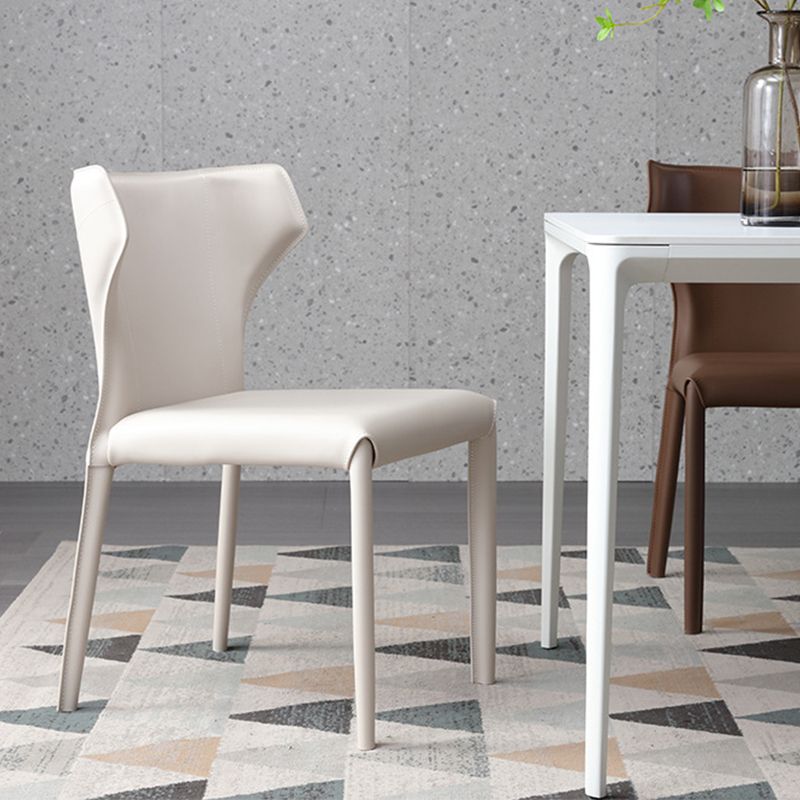 現代的なサイドチェアソリッドバックフェイクレザーダイニングルーム屋内の椅子
