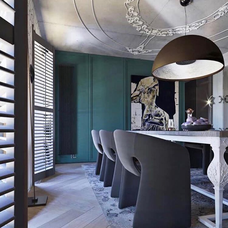 Binnen fluwelen gestoffeerde stoelstoel metalen frame open rug eetkamerstoel