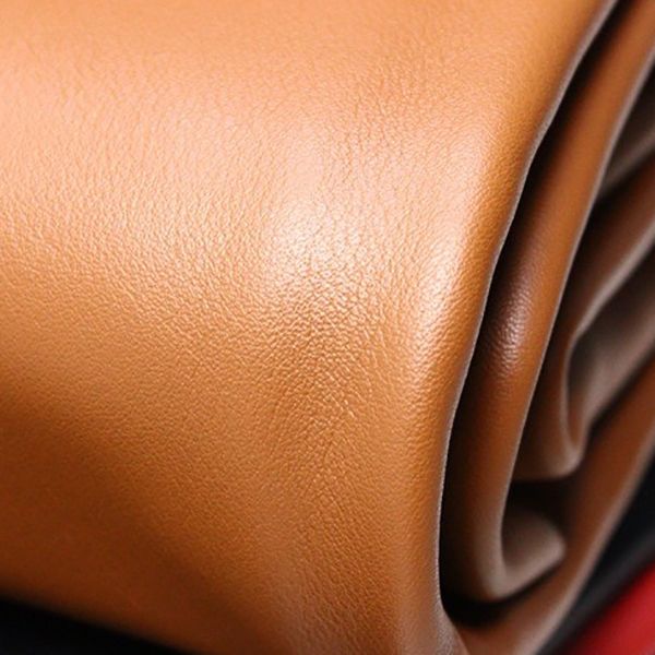 モダンなダイニングルームの椅子フェイクレザーとウッドダイニングサイドチェア