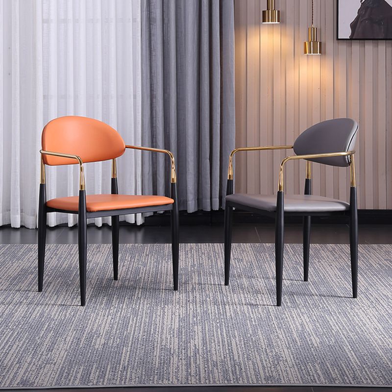 Sedia a braccio glam in pelle sedia da pranzo a base di metallo per sala da pranzo