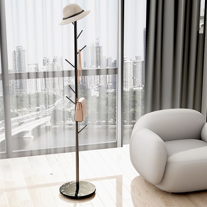 Modernos colgadores de metal enmarcado sin pie con ganchos en el árbol del salón