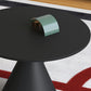 Moderne zwart/witte salontafel met ronde bovenkant, ijzeren voetstuk, cocktailtafel uit het midden van de eeuw