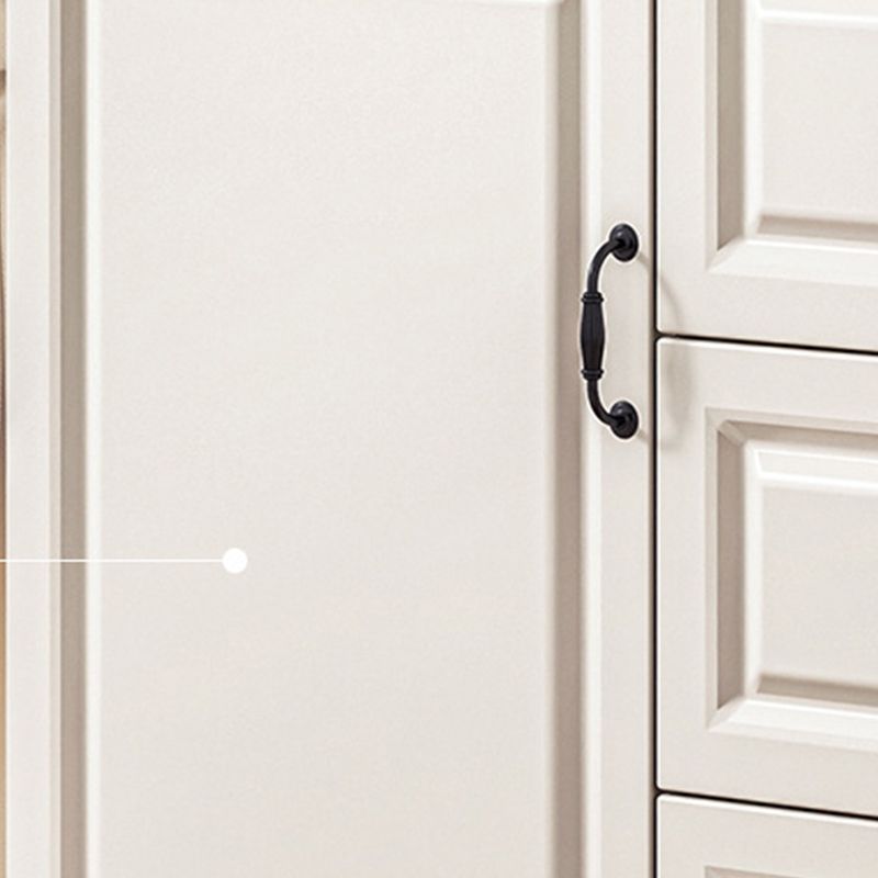 Moderne zijkast met houten benen en opbergladen kast