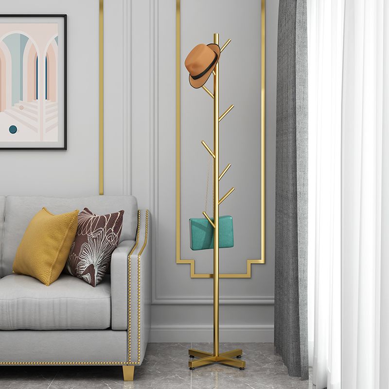 Hermosos ganchos de colgra de abrigo estante de abrigo de metal de pie con fondo de mármol