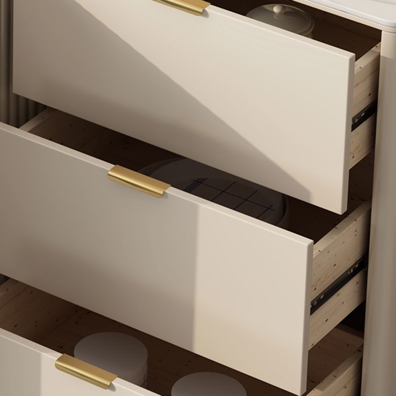 Scheda a buffet in pietra a buffet in stile glam con armadi e cassetti