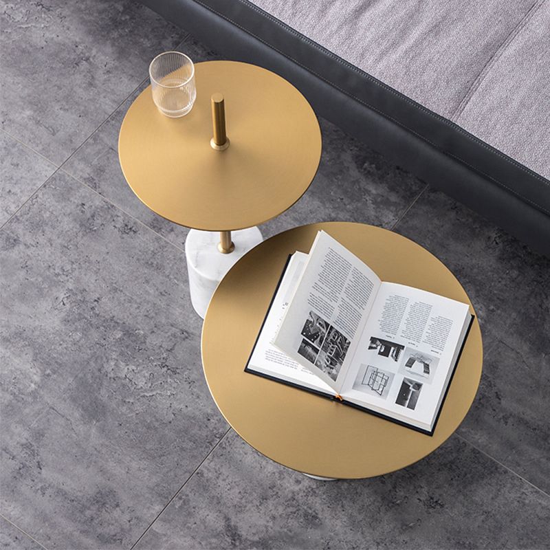 Tavolo laterale moderno di piedistallo rotondo in metallo e tavolo laterale in marmo