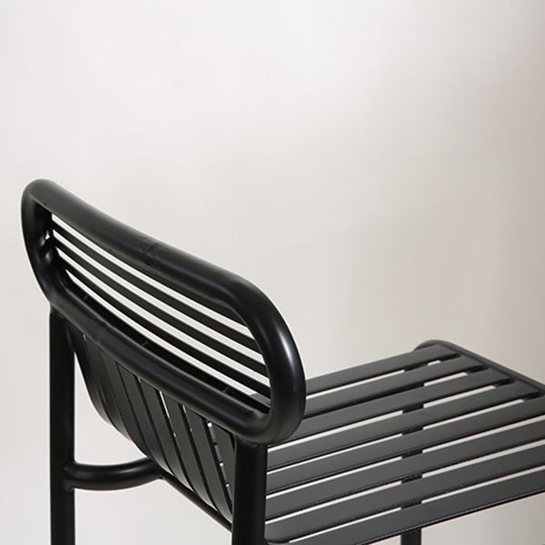 Quadratisches Industrie-Stehtisch-Set, 1/2-teiliger Thekentisch mit hohen Eisenhockern