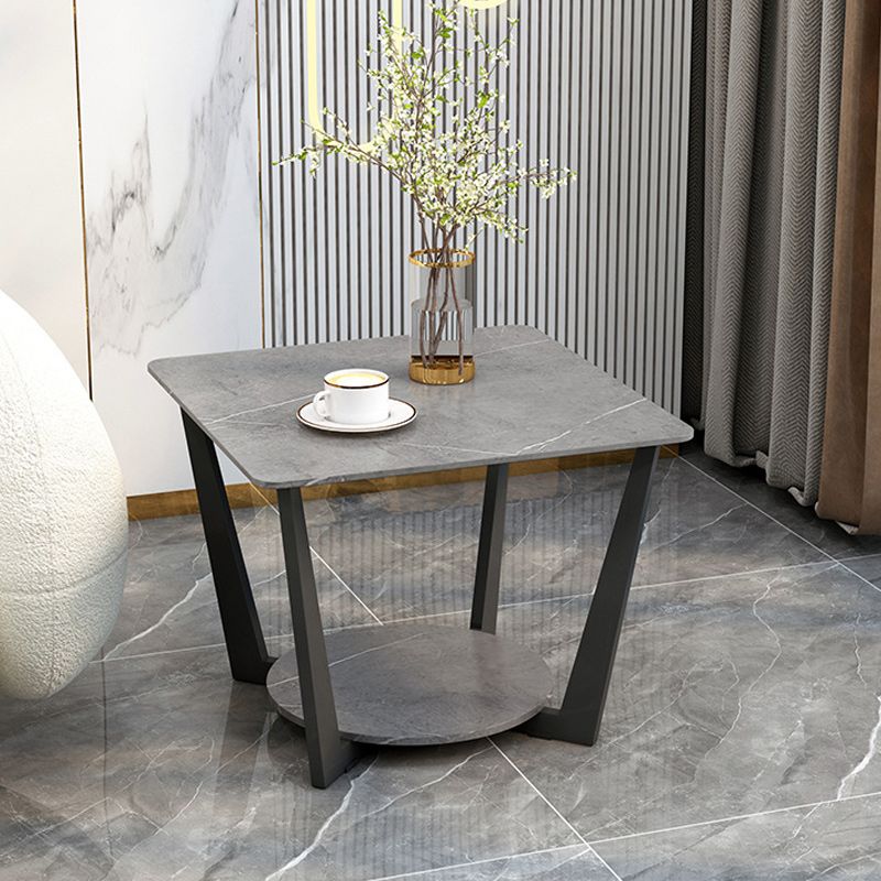 Mesa de pizarra cuadrada de las patas cruzadas contemporáneas con estante