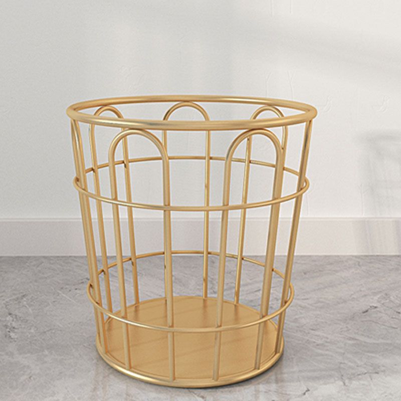 Zeitgenössischer Kleiderbügel mit marktorientiertem Metall -Rack mit Marmorboden