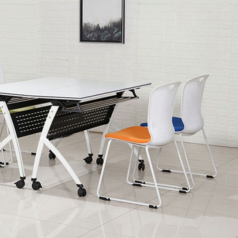 Sedia da ufficio imbottita moderna senza braccio.