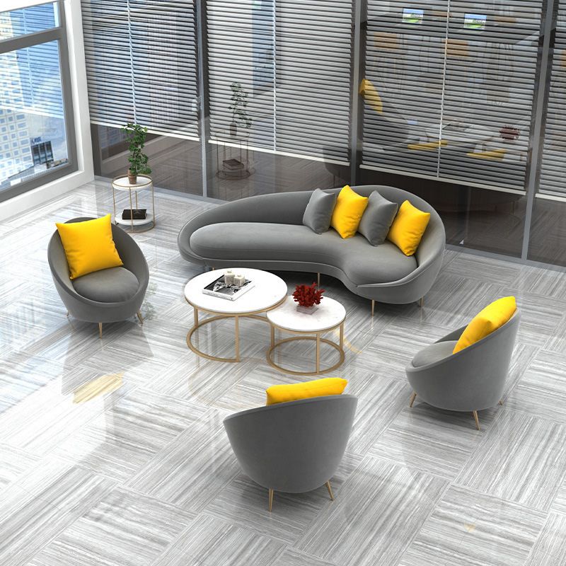 Zeitgenössischer 33,46 "H Velvet Vollfarben gebogene Hangarmsofa