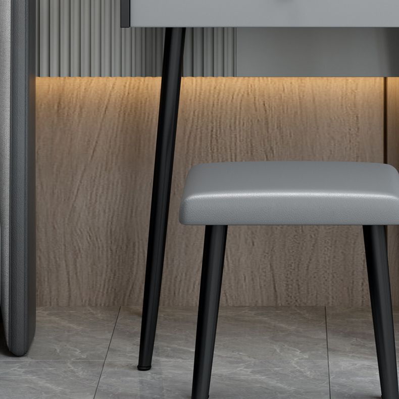 Hedendaagse stenen ijdelheid, opslaglade met ontlasting, zwart/wit