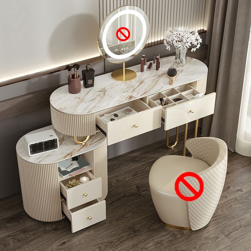 Stone en metalen ijdelheid tafel in beige make -up bureau, glanzende afwerking