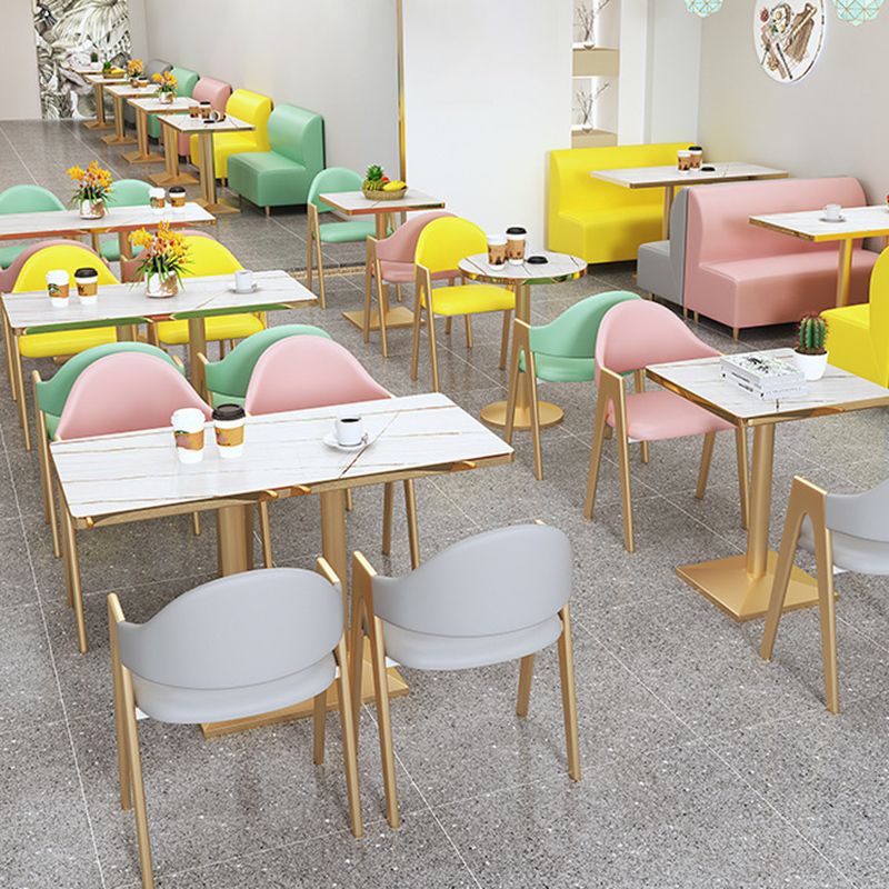 Chaise de salle à manger rembourrée chaise de salle à manger à l'arrière avec des jambes en métal doré