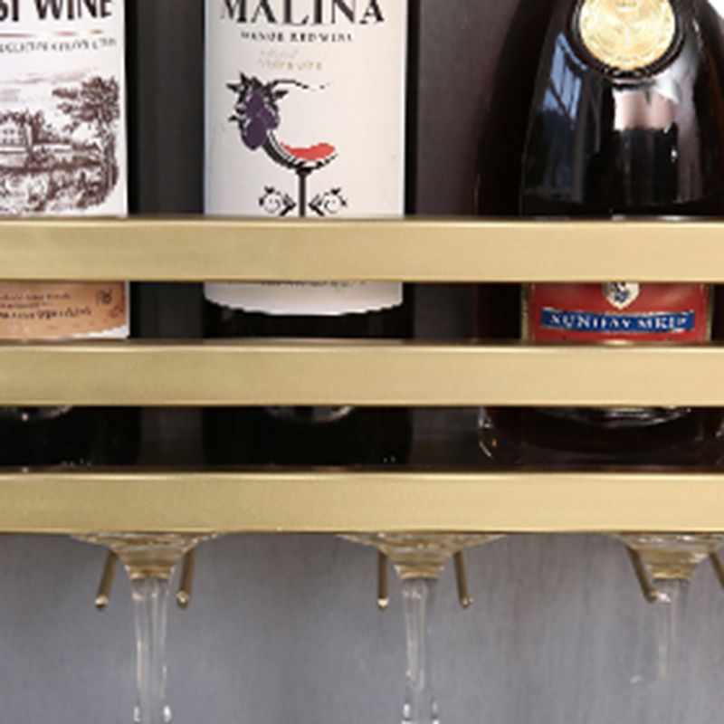 鉄の壁に取り付けられたモダンワインラックワインワインラックは茶色で保管されています