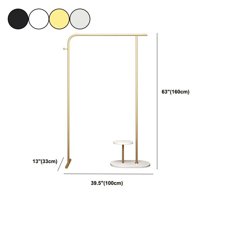 Lujosa rejilla de pelaje de capa de pie de pie de metal con fondo de mármol