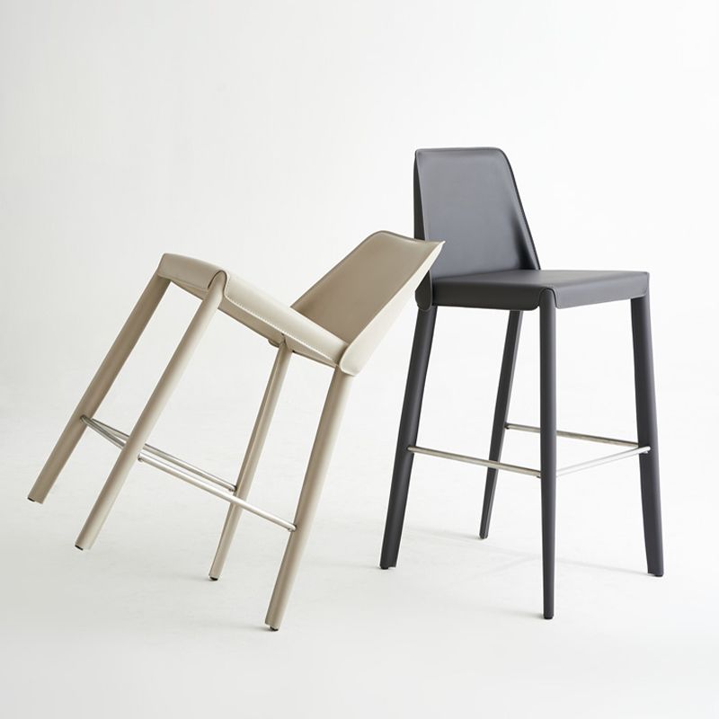 Sgabelli da bar in stile in pelle finta con lo schienale