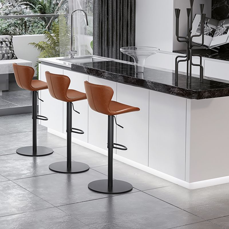 Sgabello da barretta per altezza regolabile in fuovennellata in pelle contemporanea